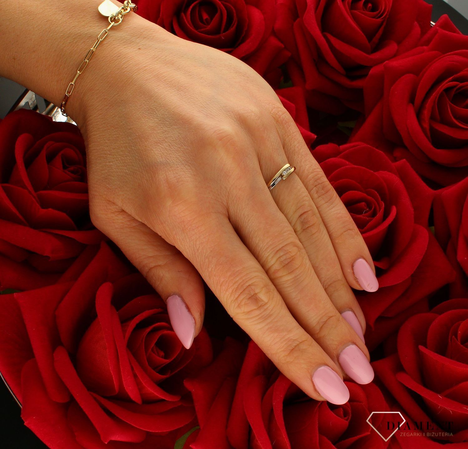 Złoty pierścionek 333 połączenie białego i żółtego złota PI 2110.  Złoty pierścionek  świetnie się sprawdzi na prezent z okazji urodzin, imienin czy rocznicy ślubu. Pierścionek można łączyć z inną biżuterią (1).jpg